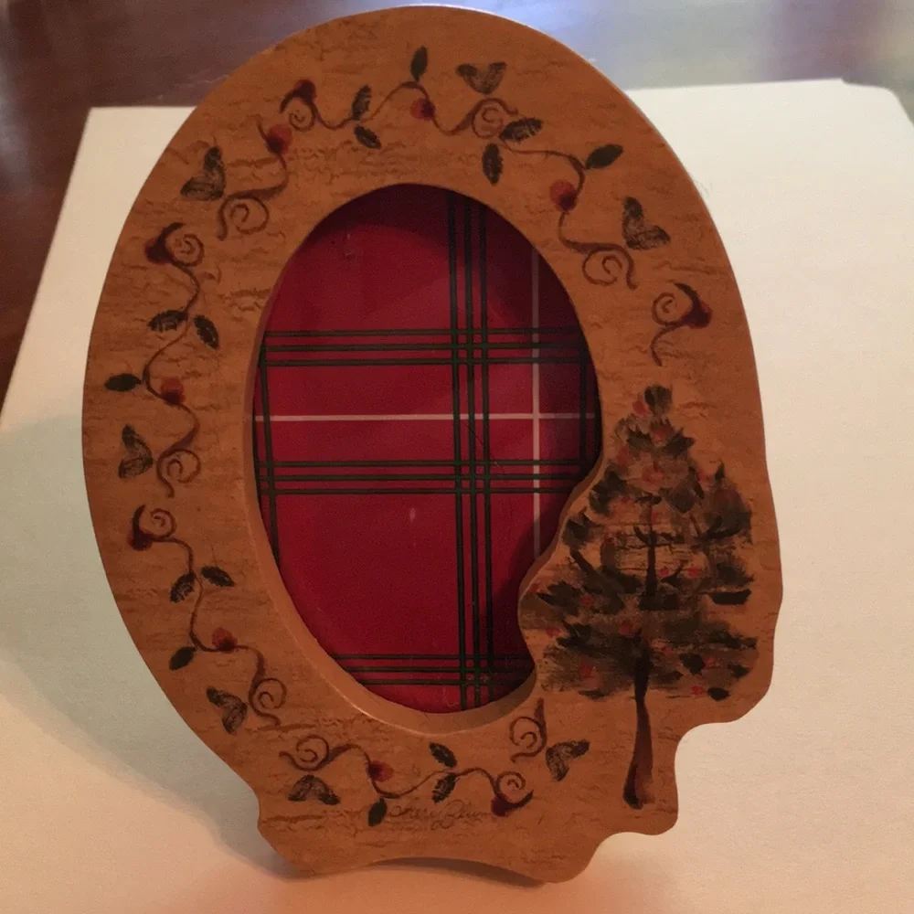 Adorable wooden picture frame with painted Christmas tree and lights!